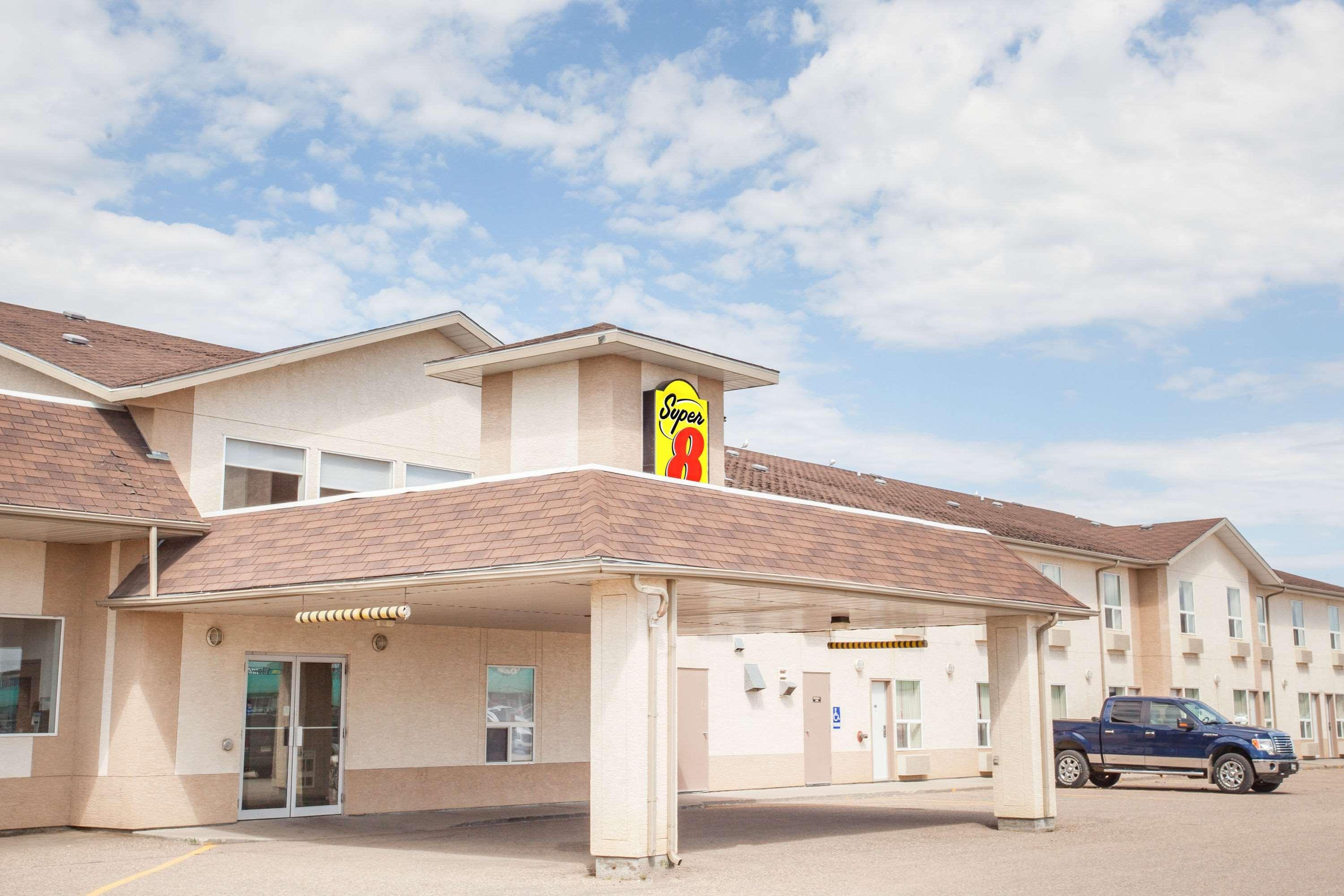 Super 8 By Wyndham Meadow Lake Exterior foto