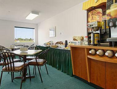 Super 8 By Wyndham Meadow Lake Restaurante foto